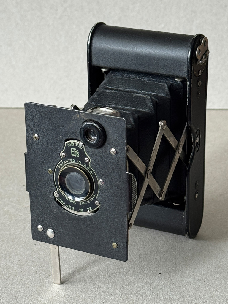 Vest Pocket Kodak Autographic Die Spreizenkamera Vest Pocket Kodak Autographic von schräg vorne abgebildet