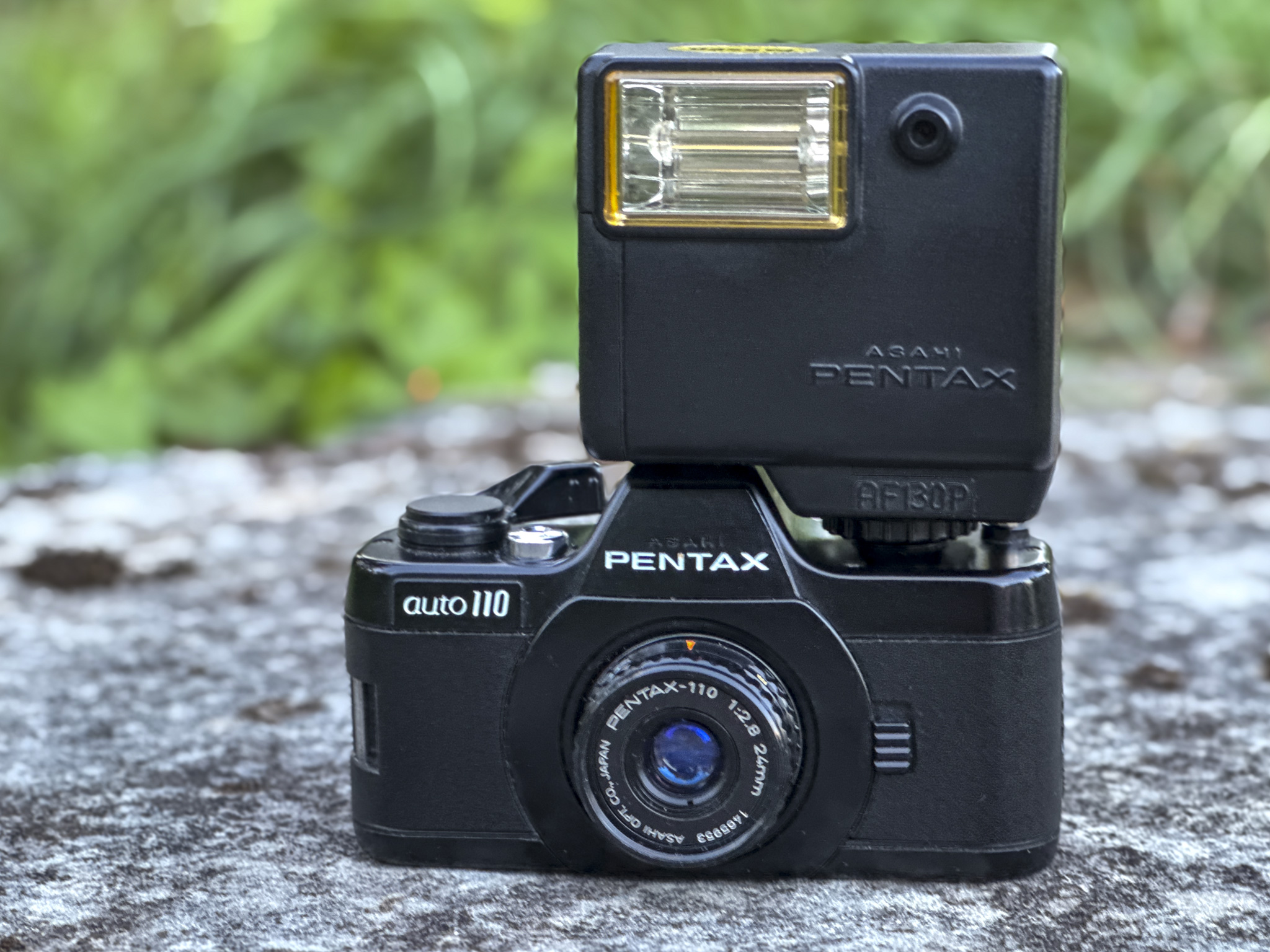 PENTAX auto 110 mit aufgesetztem Blitz.