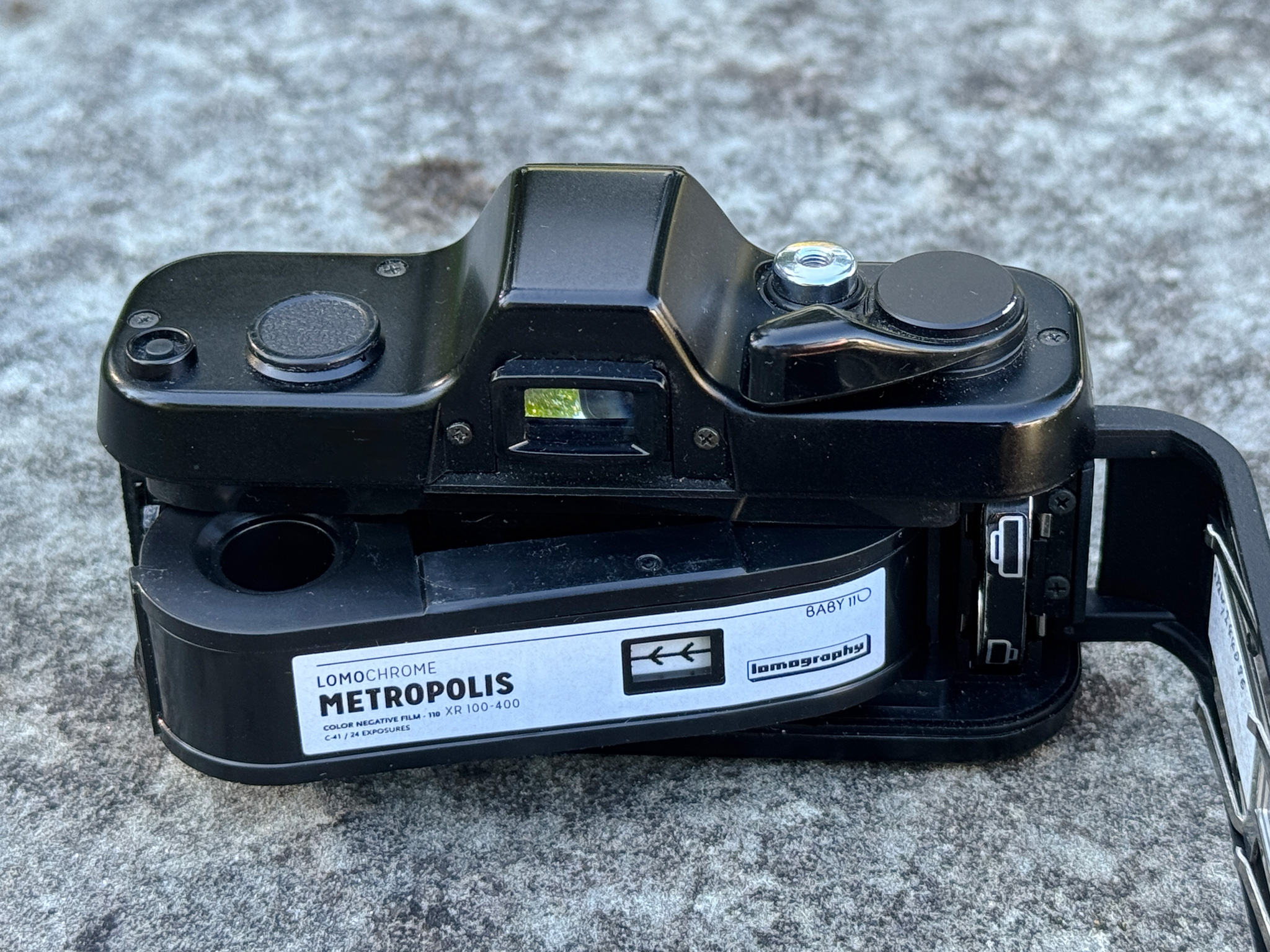 Die Pentax auto 110 mit geöffneter Rückwand und eingelegter Filmkassette