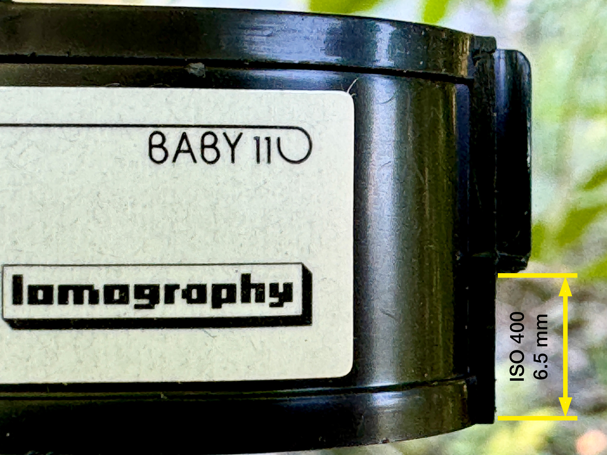 Detailaufnahme einer 110er-Filmkassette mit angepasster Lasche für ISO 400