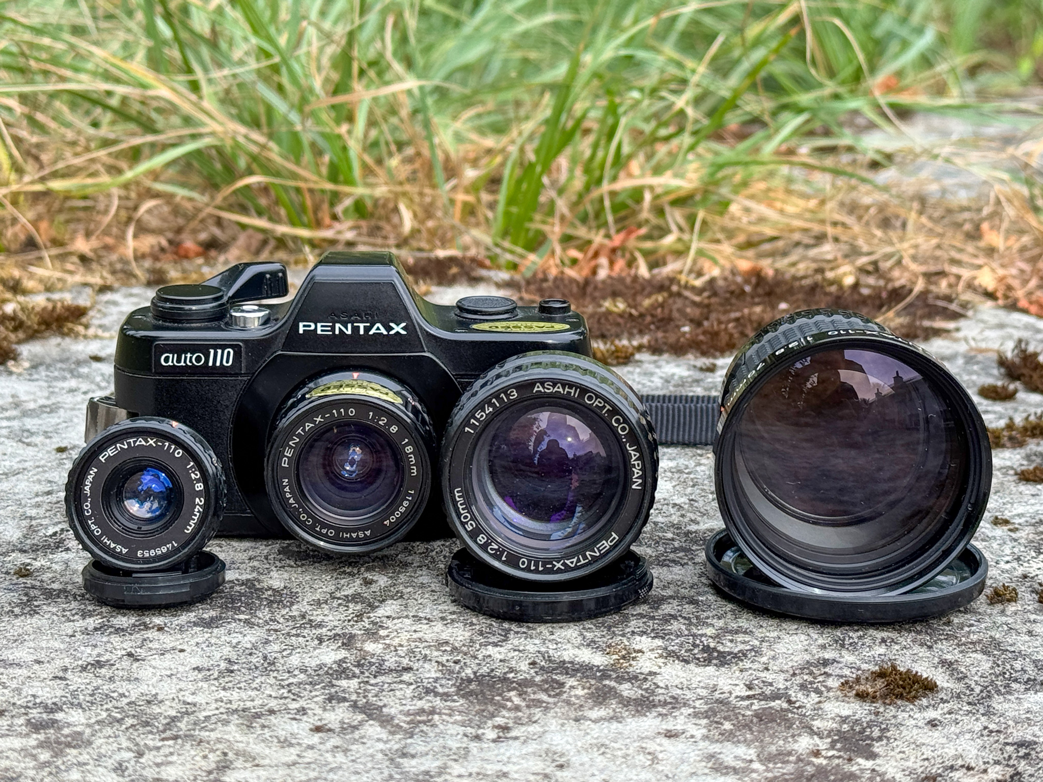 PENTAX auto 110 mit den im Text erwähnten Objektiven.