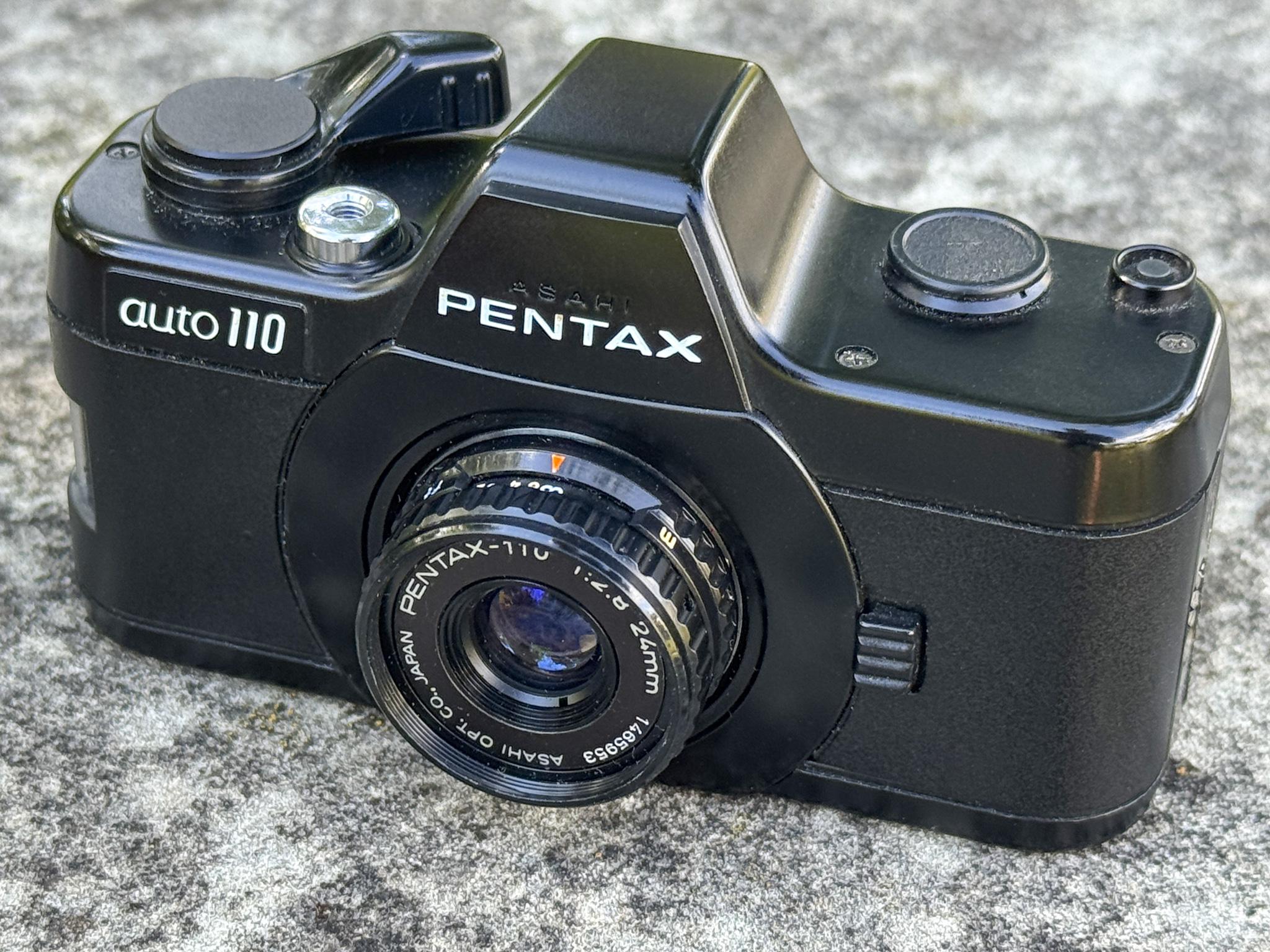 Pentax auto 110 Die Pentax auto 110 Kamera für Pocketfilme von vorne schräg oben.